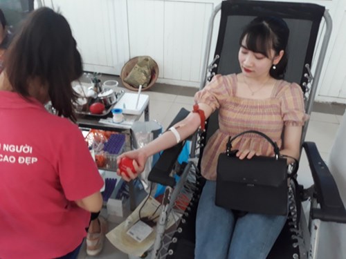 Trường Tiểu học Thạch Bàn B tham gia Hiến máu tình nguyện năm 2019 tại UBND phường Thạch Bàn.